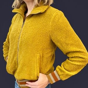 💰⬇️ Comfy Sherpa Jacket
Size: Large